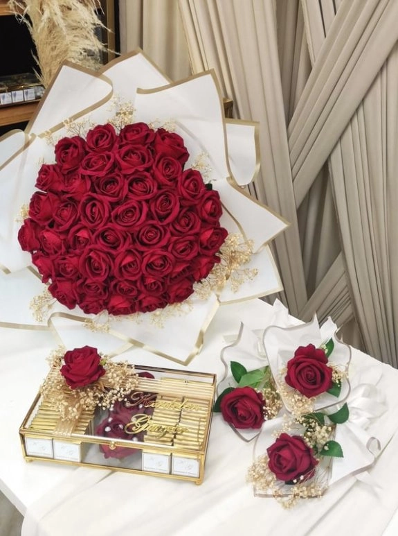 41 Adet Isteme Çiçegi 100 Adet Isteme Çikolata 3 Adet Anne Gülü Kahve Gülü Nişan Söz