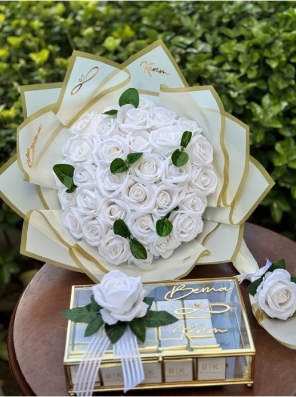 Beyaz Gül İsteme Çiçeği Kişiye Özel 100 Adet Isimli Söz Nişan Kız Isteme Çikolata Anne Gülü Hedi̇ye